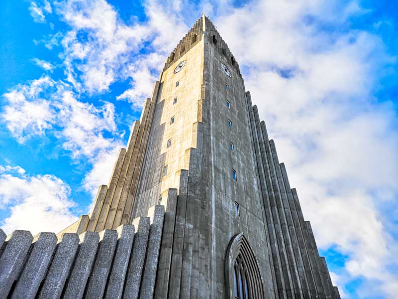 immagine della Chiesa luterana più importante di Reykjavik che svetta come un missile pronto a partire nello spazio