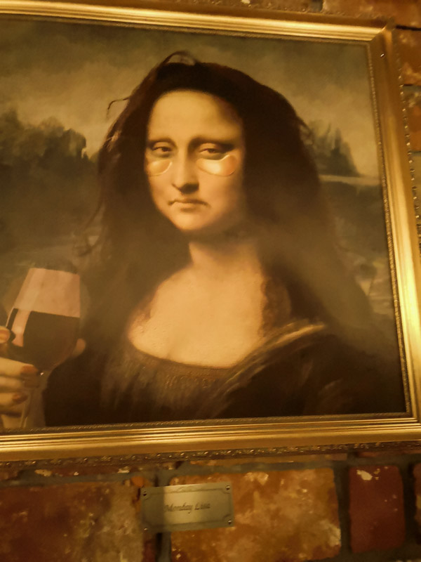 immagine del famoso quadro di Leonardo Da Vinci, la Gioconda dove la Manna Lisa appare con i cerotti anti borse degli occhi, il titolo del quadro è Monday Lisa