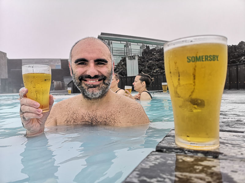 ecco come fare il bagno nelle piscine geotermiche Mauro ci mostra un bicchiere di birra mentre fa il bagno nella Blue Lagoon