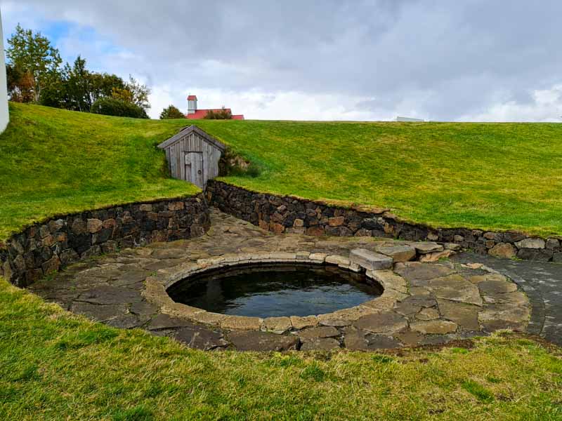 come trovare le piscine geotermiche in Islanda immagine che rappresenta una piccola piscina circolare