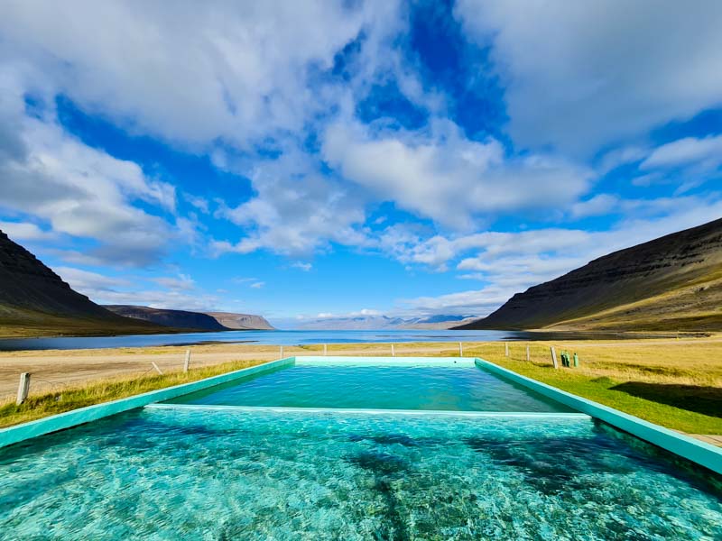 immagine di una delle tante piscine termali in Islanda