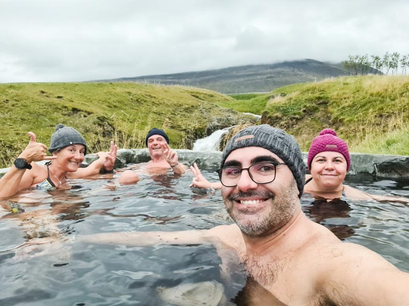 noi quattro che facciamo il bagno in una delle piscine termali in Islanda