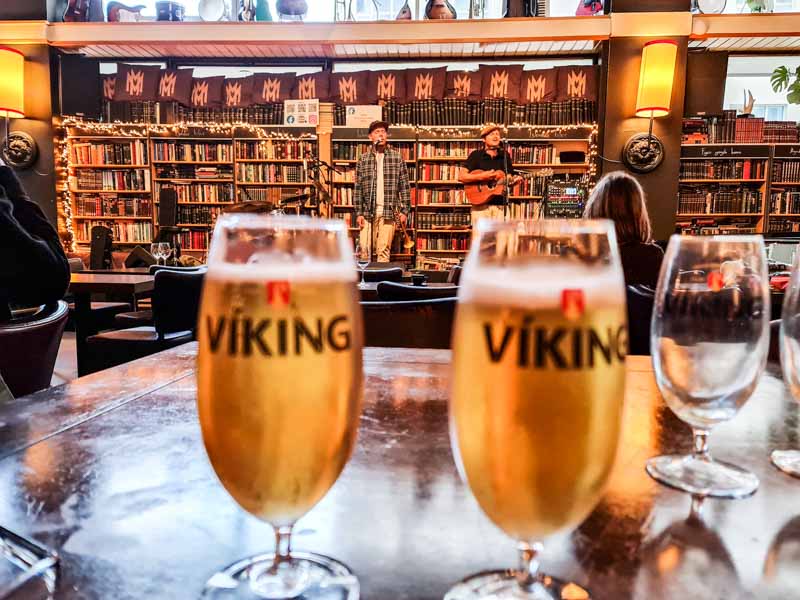 cdue birre viking in primo piano in una caffertteria libreria durante un concerto