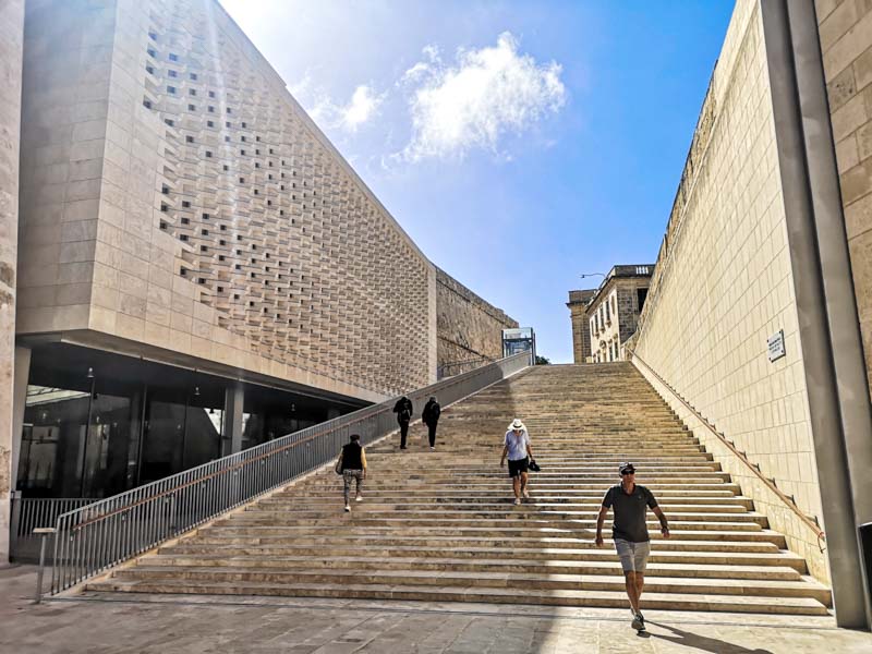 visitare malta per l'architettura, scalinata d'ingresso alla città nel colore ocra della pietra maltese