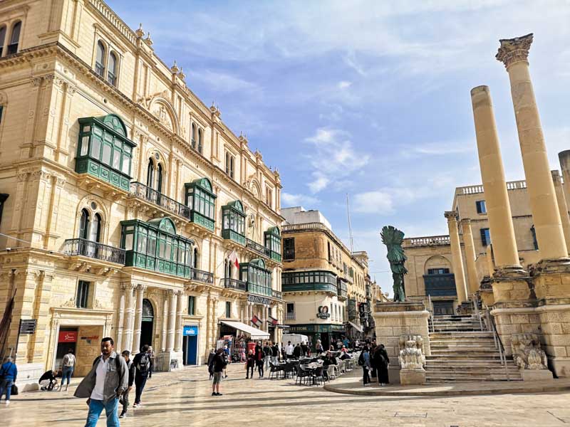 perchè visitare Malta immagine della città con le colonne dell'antico teatro dell'opera e i famosi balconi Maltesi